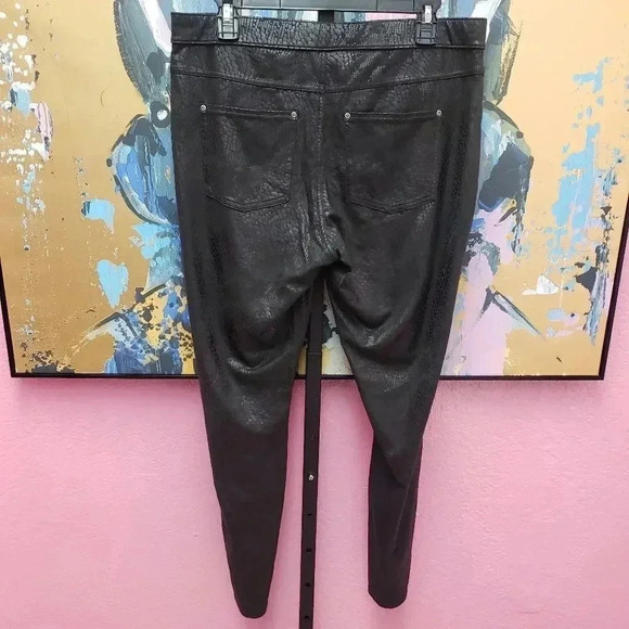 HUE Faux Leather Croc Pant - Picture 2 of 6